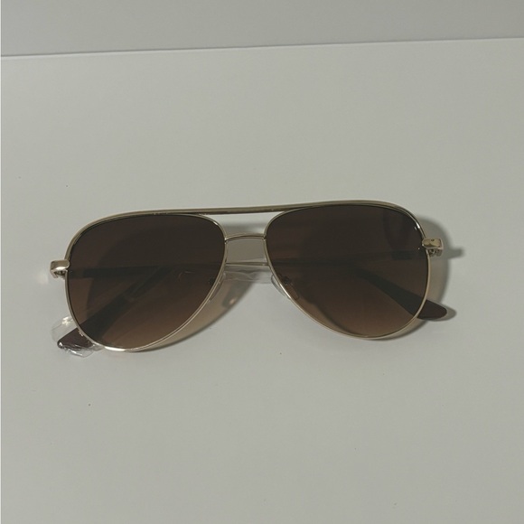 Chic Gold Aviator Sunglasses with Dark Lenses - Picture 1 of 4